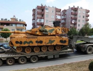Τουρκικά άρματα μάχης μεταφέρονται στα σύνορα με την Συρία